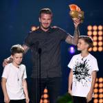 David Beckham ricoperto d'oro con i figli Cruz e Romeo 01