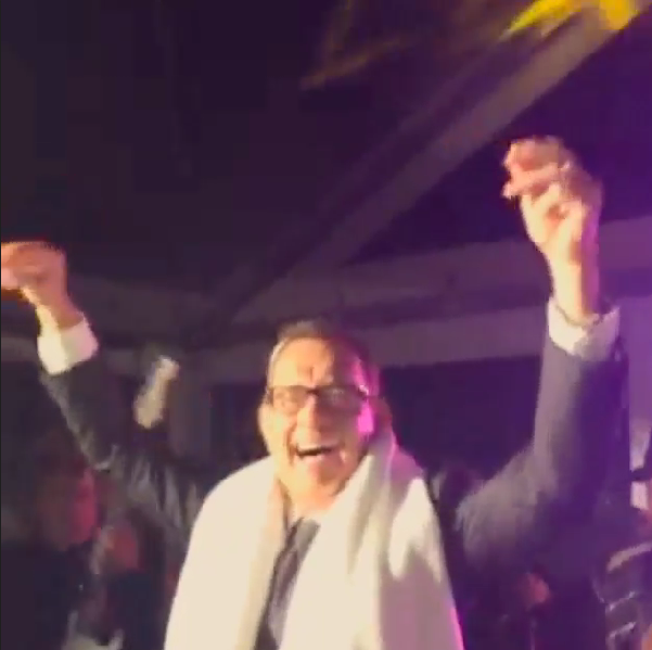 Tom Hanks balla scatenato al matrimonio, Justin Bieber lo filma (video)