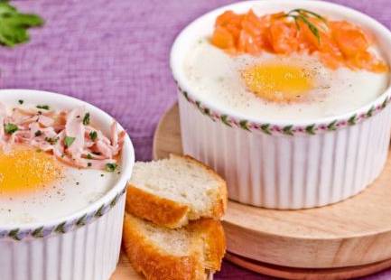 Uova in cocotte con salmone e aneto