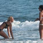 Deborah Roversi, topless in spiaggia e bagno con un'amica12