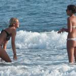 Deborah Roversi, topless in spiaggia e bagno con un'amica11