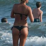 Deborah Roversi, topless in spiaggia e bagno con un'amica10