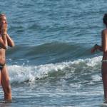Deborah Roversi, topless in spiaggia e bagno con un'amica05