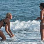 Deborah Roversi, topless in spiaggia e bagno con un'amica04