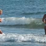 Deborah Roversi, topless in spiaggia e bagno con un'amica03