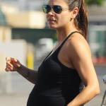 Mila Kunis, yoga al nono mese di gravidanza 12