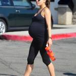 Mila Kunis, yoga al nono mese di gravidanza 11