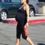 Mila Kunis, yoga al nono mese di gravidanza 10