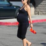 Mila Kunis, yoga al nono mese di gravidanza 09