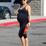 Mila Kunis, yoga al nono mese di gravidanza 08