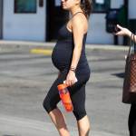 Mila Kunis, yoga al nono mese di gravidanza 07