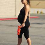 Mila Kunis, yoga al nono mese di gravidanza 05