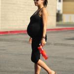 Mila Kunis, yoga al nono mese di gravidanza 04