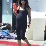 Mila Kunis, yoga al nono mese di gravidanza 3