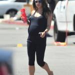 Mila Kunis, yoga al nono mese di gravidanza 02