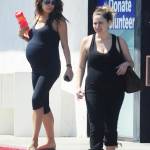 Mila Kunis, yoga al nono mese di gravidanza 01