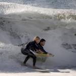 California, onde alte 10 metri: l'uragano Maria non ferma i surfisti02