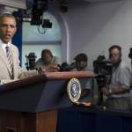 Barack Obama si presenta col vestito color talpa (foto): il web lo sfotte 09