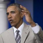 Barack Obama si presenta col vestito color talpa (foto): il web lo sfotte 08