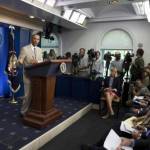 Barack Obama si presenta col vestito color talpa (foto): il web lo sfotte 06