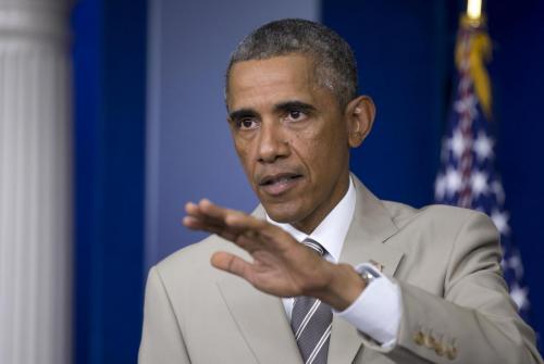 Barack Obama si presenta col vestito color talpa (foto): il web lo sfotte 04