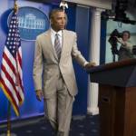 Barack Obama si presenta col vestito color talpa (foto): il web lo sfotte 01