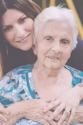 Laura Pausini, l'addio alla nonna su Facebook: "Eri tu la vera rock star"