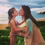 Alessandra Ambrosio in vacanza con la famiglia alle Hawaii (foto)