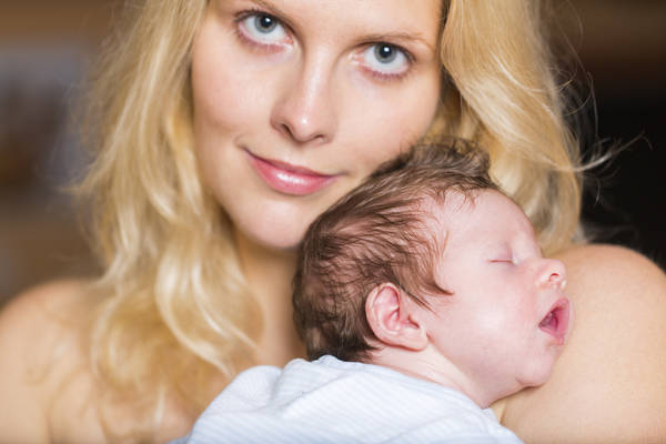 Ninnenanna e bimbo in braccio: benefici a mamma e bebè prematuri