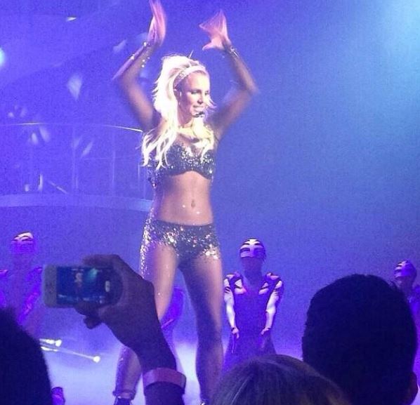 Britney Spears canta in playback, ma i fan la scoprono (video)