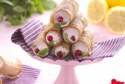 Ricette di dolci: cannoli con meringa ai frutti rossi