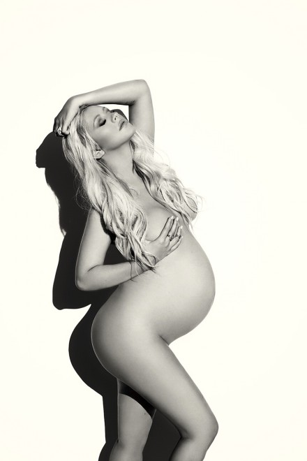 Christina Aguilera, senza veli al nono mese di gravidanza (foto)
