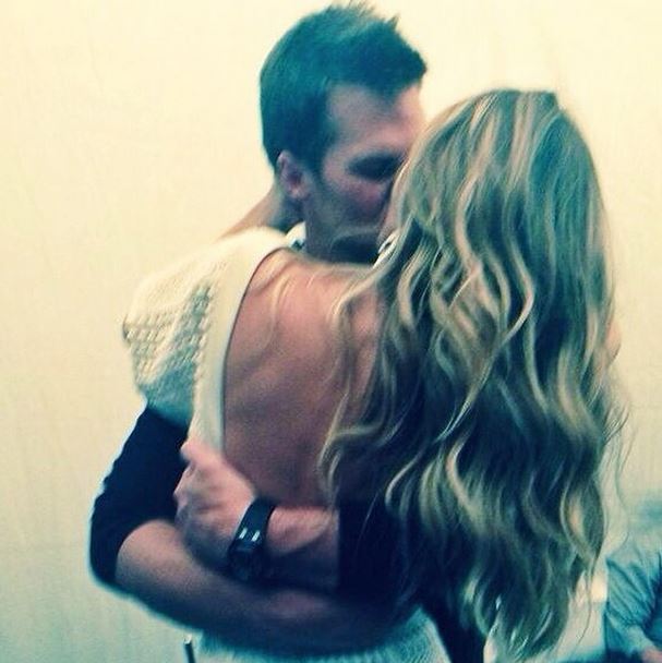 Gisele Bundchen e Tom Brady, bacio appassionato su Instagram (foto)