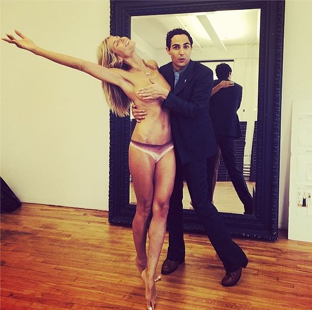 Heidi Klum in topless, Zac Posen la "palpa" (foto)