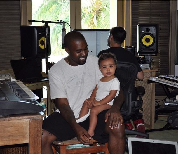 Kanye West al lavoro con la piccola North (foto)