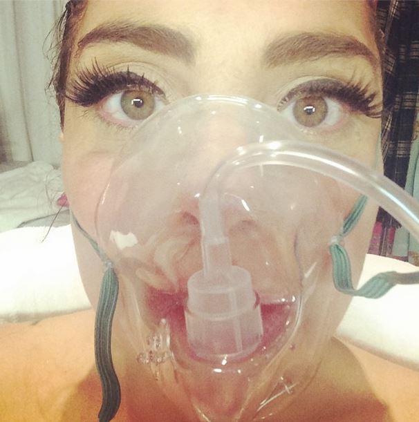 Lady Gaga finisce in ospedale e non dimentica di farsi un selfie (foto)