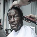 New York: hair stylist taglia capelli gratis ai senzatetto ogni domenica (foto)