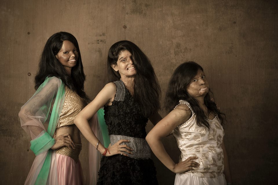 Donne sfigurate dall'acido diventano modelle per un fotografo indiano (foto)
