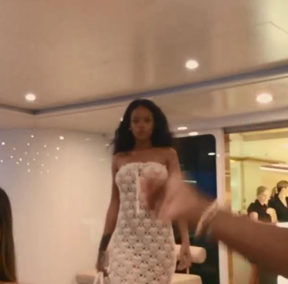Rihanna, vacanze italiane: è a Capri su un lussuosissimo yacht (video)