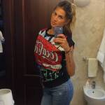 Melissa Satta, ancora selfies con wc a vista (foto)
