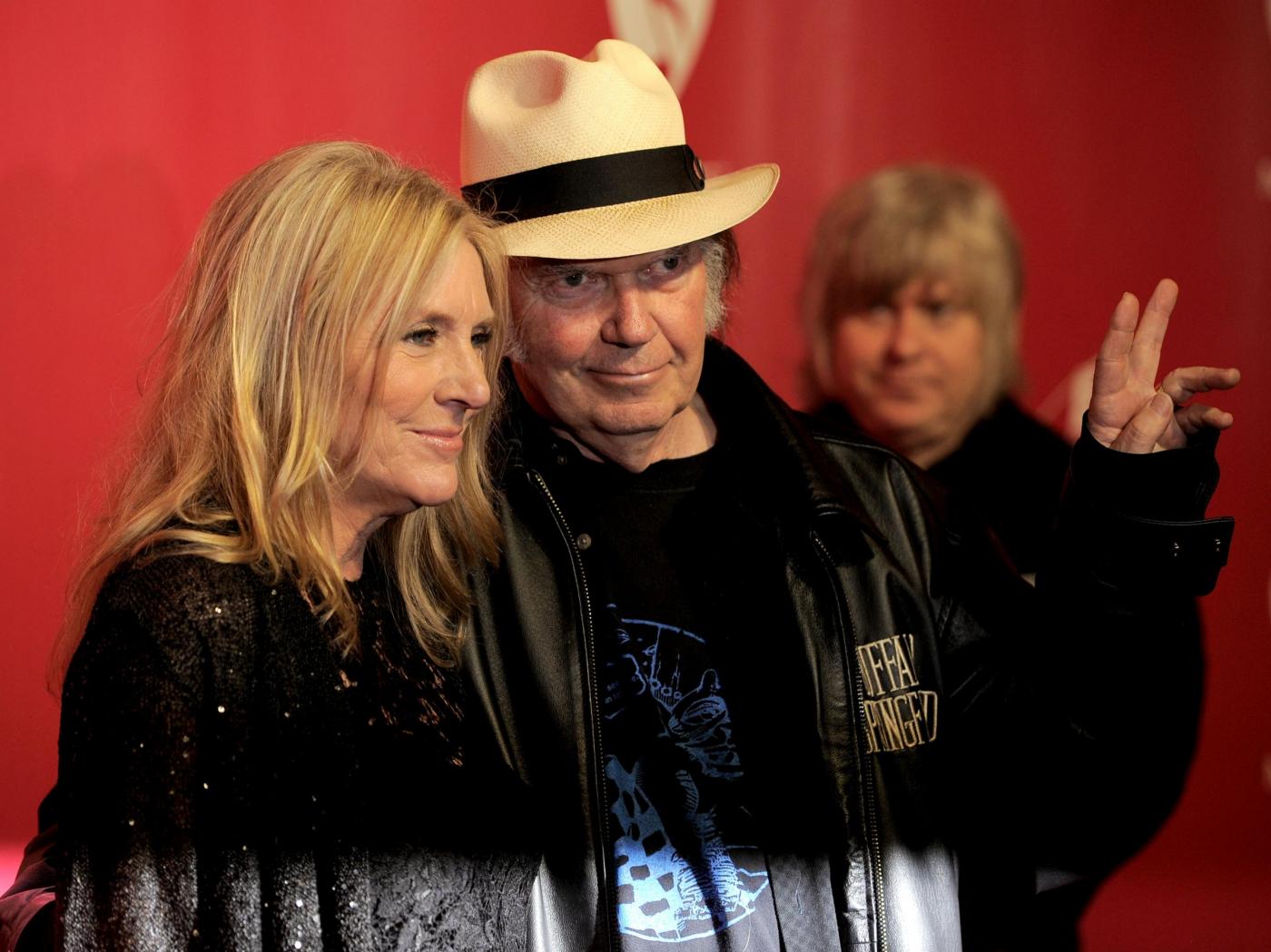 Neil Young divorzia dalla moglie Pegi dopo 36 anni anni di matrimonio