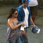 Mila Kunis e Ashton Kutcher insieme allo stadio (foto)
