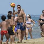 Francesco Totti e Ilary Blasi, coccole e relax in spiaggia (foto)