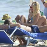 Francesco Totti e Ilary Blasi, coccole e relax in spiaggia (foto)