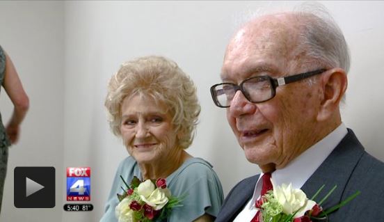 Lui 94 anni, lei 89: colpo di fulmine sull'autobus e decidono di sposarsi (foto)