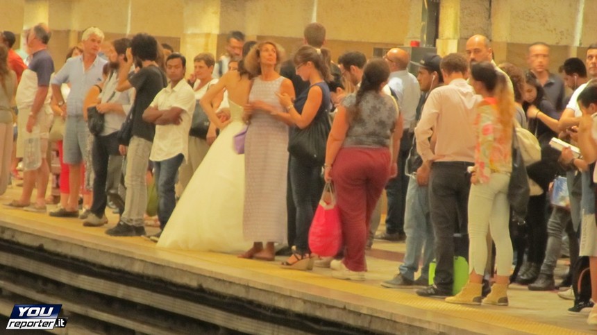 Roma: sposa va all'altare in metro (FOTO)