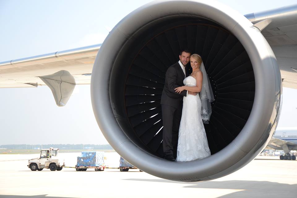 Pilota e hostess si sposano: album di nozze sull'aereo (FOTO)