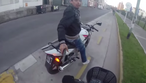 Buenos Aires, riprende il rapinatore armato con la GoPro che ha sul caschetto