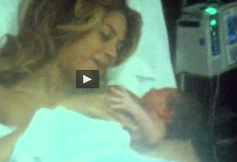 Beyoncé e Jay-z, immagini inedite sul palco a Parigi: la cantante si mette a nudo
