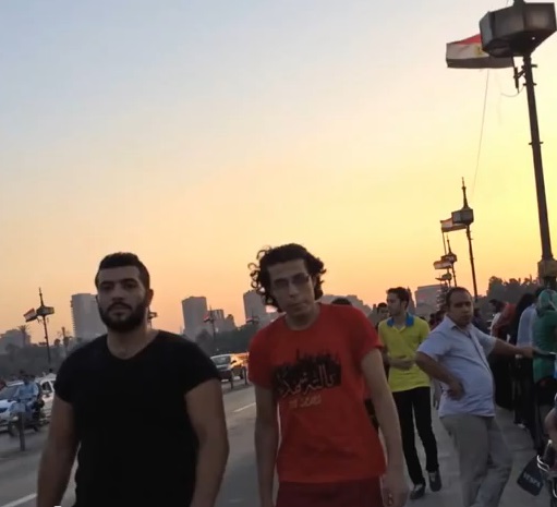 Ragazza passeggia da sola a El Cairo: ecco l'invadenza degli uomini (video)
